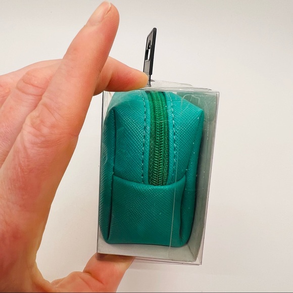 NWT Take Me Away Green Tech Set with phone stand, wall charger, 3-in-1 charger + - Picture 5 of 6